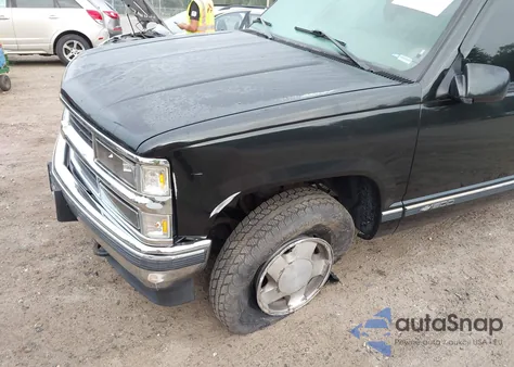 1998 Chevrolet K1500 Sportside z USA, uszkodzony, nr VIN 2GCEK19R8W1135151